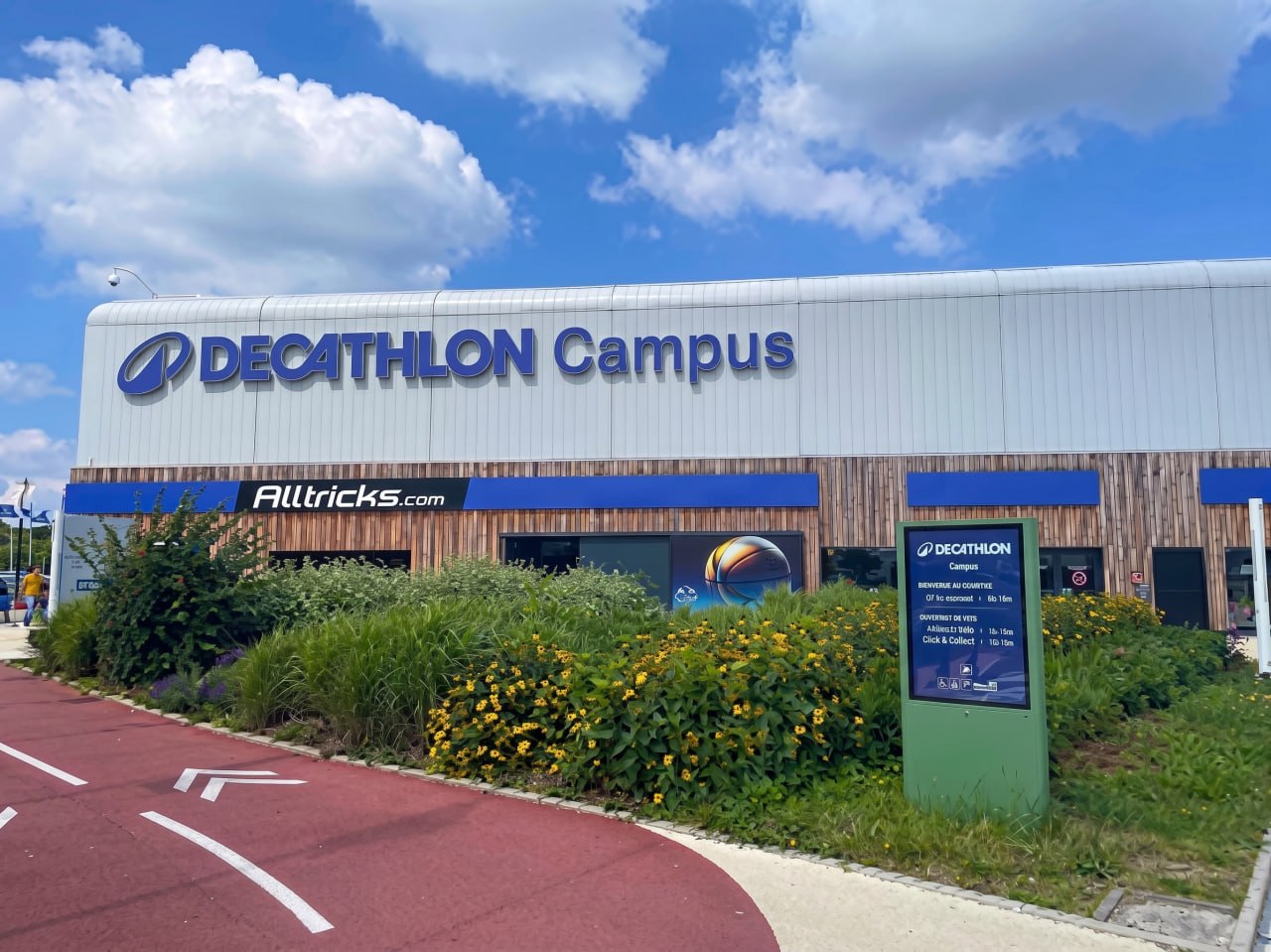 Façade du Decathlon Campus à Villeneuve-d’Ascq