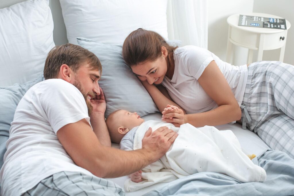 Jeune famille avec bébé
